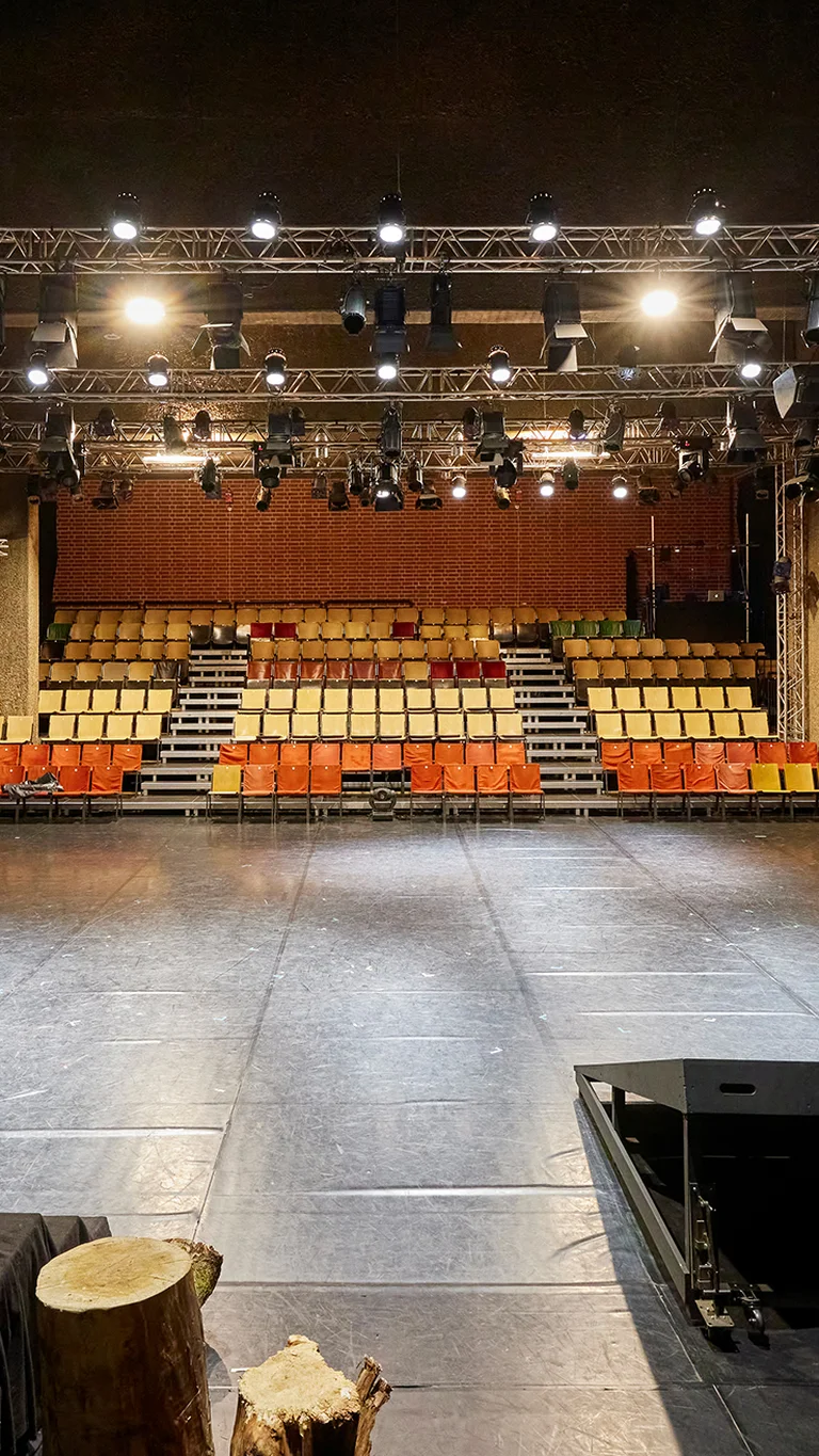 Blick von der Theaterbühne auf die Tribüne von Theater Total