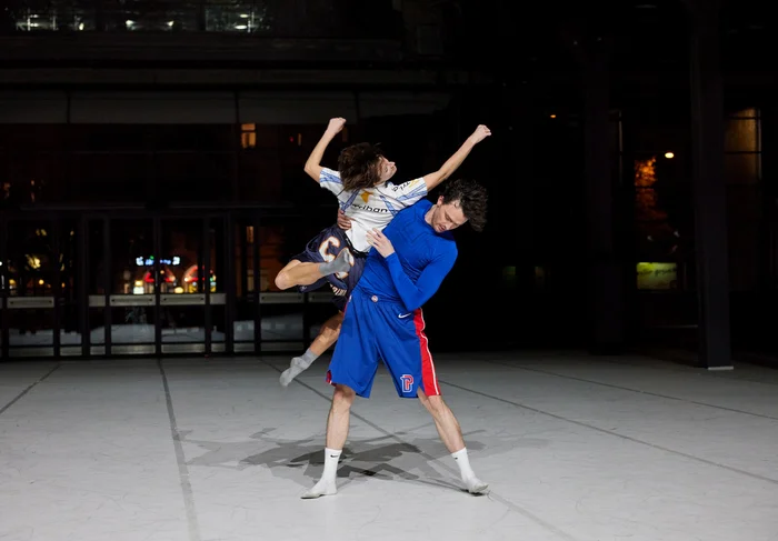 Zwei Tänzer:innen der Produktion "à la carte"