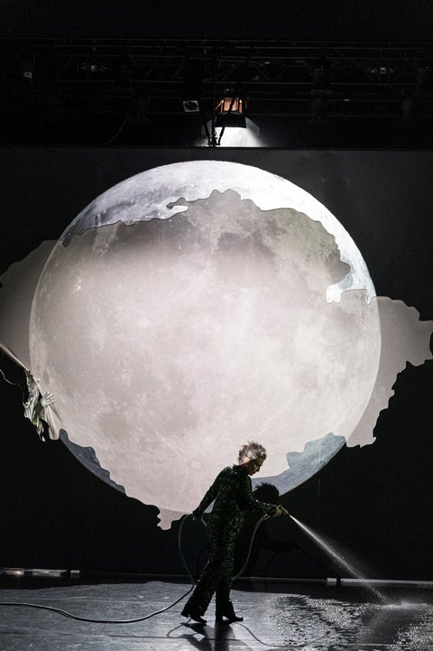 La Luna en el Amazonas, Mapa Teatro. In the Centre: Heidi Abderhalden