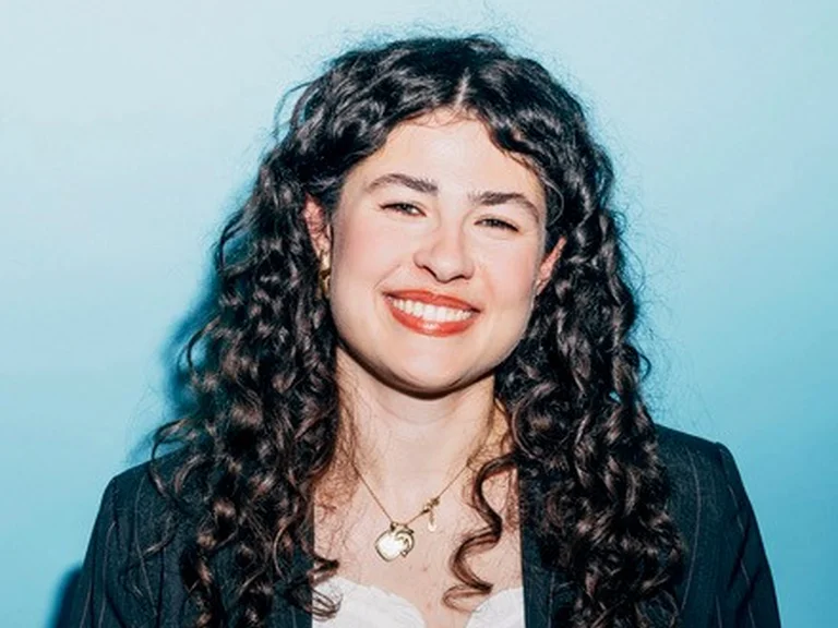 Portrait von Dilara Schwadder, die frontal in die Kamera lächelt.