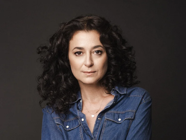 Portrait von Ece Temelkuran vor dunklem Hintergrund.