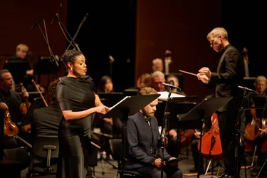 Axelle Saint-Cirel singt am Notenpult, begleitet von den Bochumer Symphonikern und Florian Helgath.