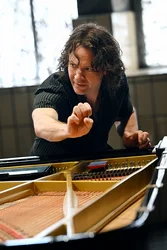 Richard Valitutto ist an dem Piano zu sehen