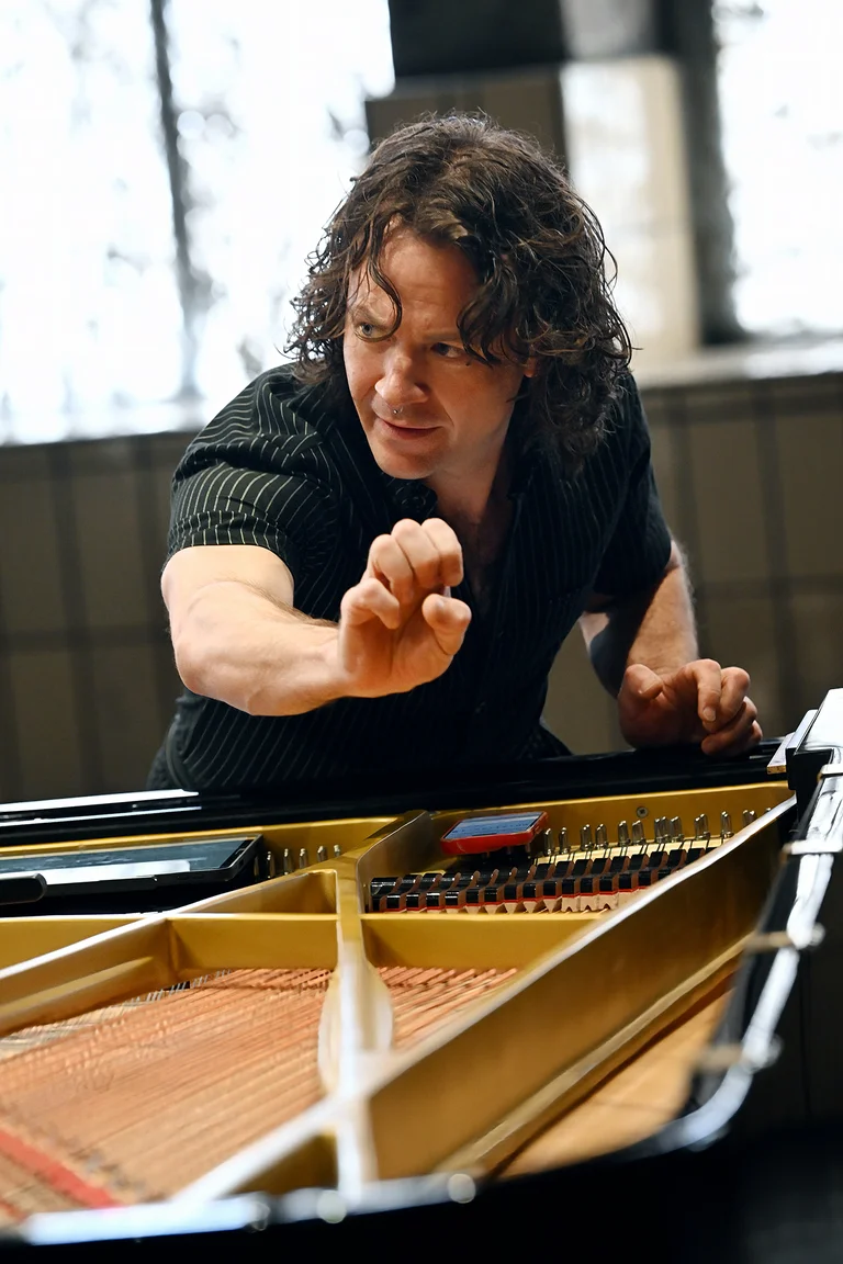 Richard Valitutto ist an dem Piano zu sehen