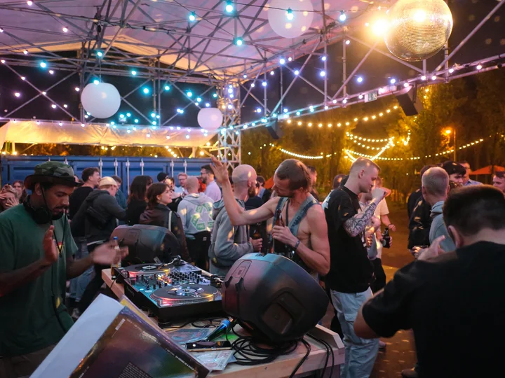 DJ-Set in der Pappelwaldkantine der Ruhrtriennale mit tanzenden Menschen