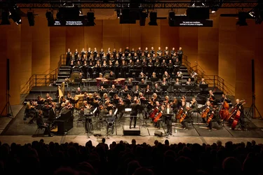 Bochumer Symphoniker und Chorwerk Ruhr führen gemeinsam mit Solist:innen ein Konzert vor Publikum auf.