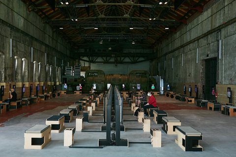 21 - Erinnerungen ans Erwachsenwerden, Mats Staub. Installation view Turbinenhalle Bochum