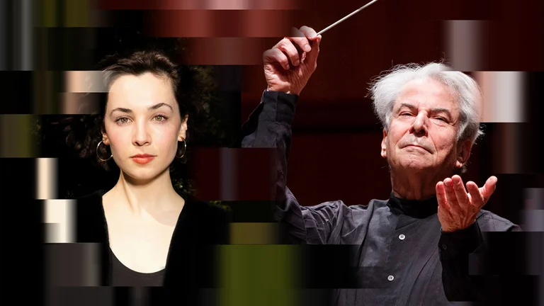 Links zu sehen ist die Regisseurin Frieda Lange, die direkt in die Kamera sieht, rechts daneben der Dirigent Hartmut Haenchen während des Dirigierens.