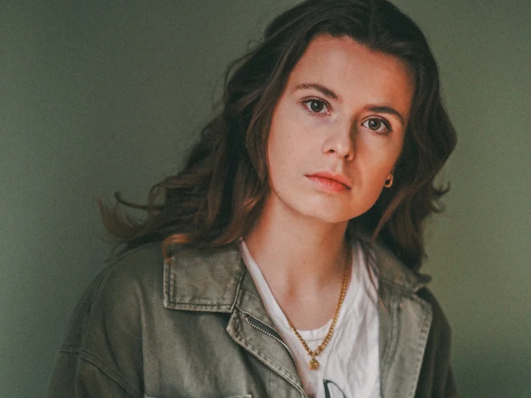 Portrait von Luisa Neubauer in der Halbtotalen