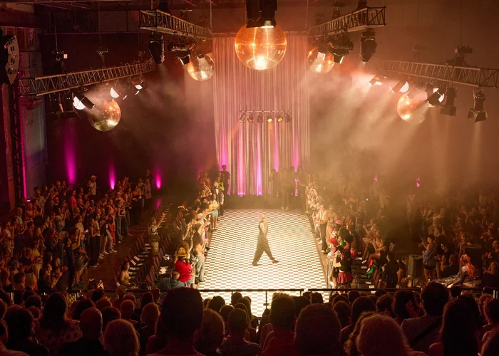 Pump Into The Future Ball: Ballroom-Kultur mit Glanz und Glamour.