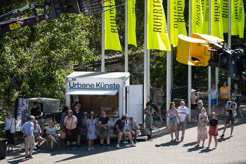 Eröffnung der Installation "THE HUDDLE" von Katja Aufleger auf dem Vorplatz der Jahrhunderthalle Bochum.