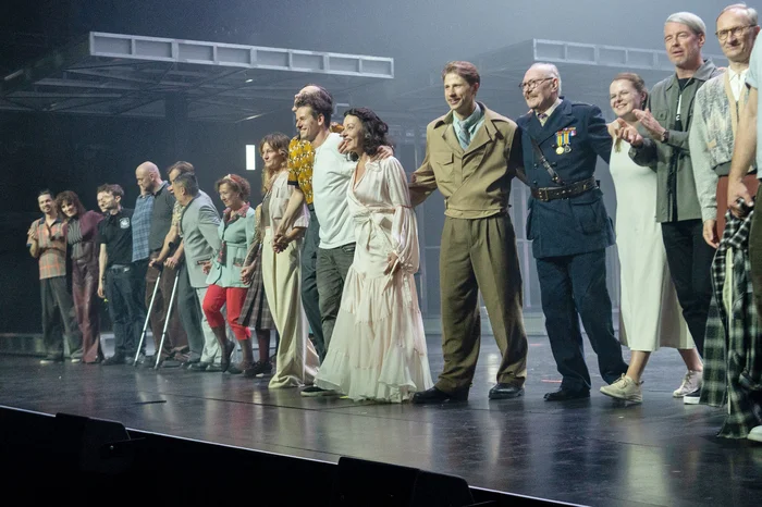Das Ensemble von Schauspieler:innen der Produktion "Oracle" steht in einer Reihe auf der Bühne und verbeugt sich nach einer Aufführung.