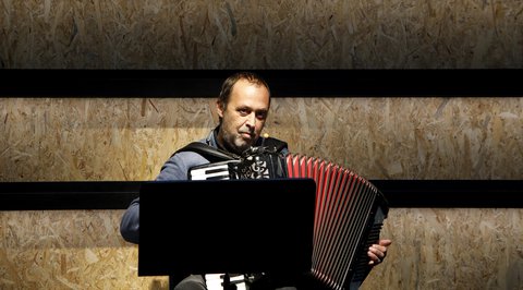 Farewell Ruhrtriennale 2022: Thomas Hojsa plays the accordion.