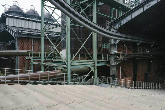 Blick auf das industrielle Stahlgerüst, Rohre und Treppenanlagen der Gießhalle im Landschaftspark Duisburg-Nord.