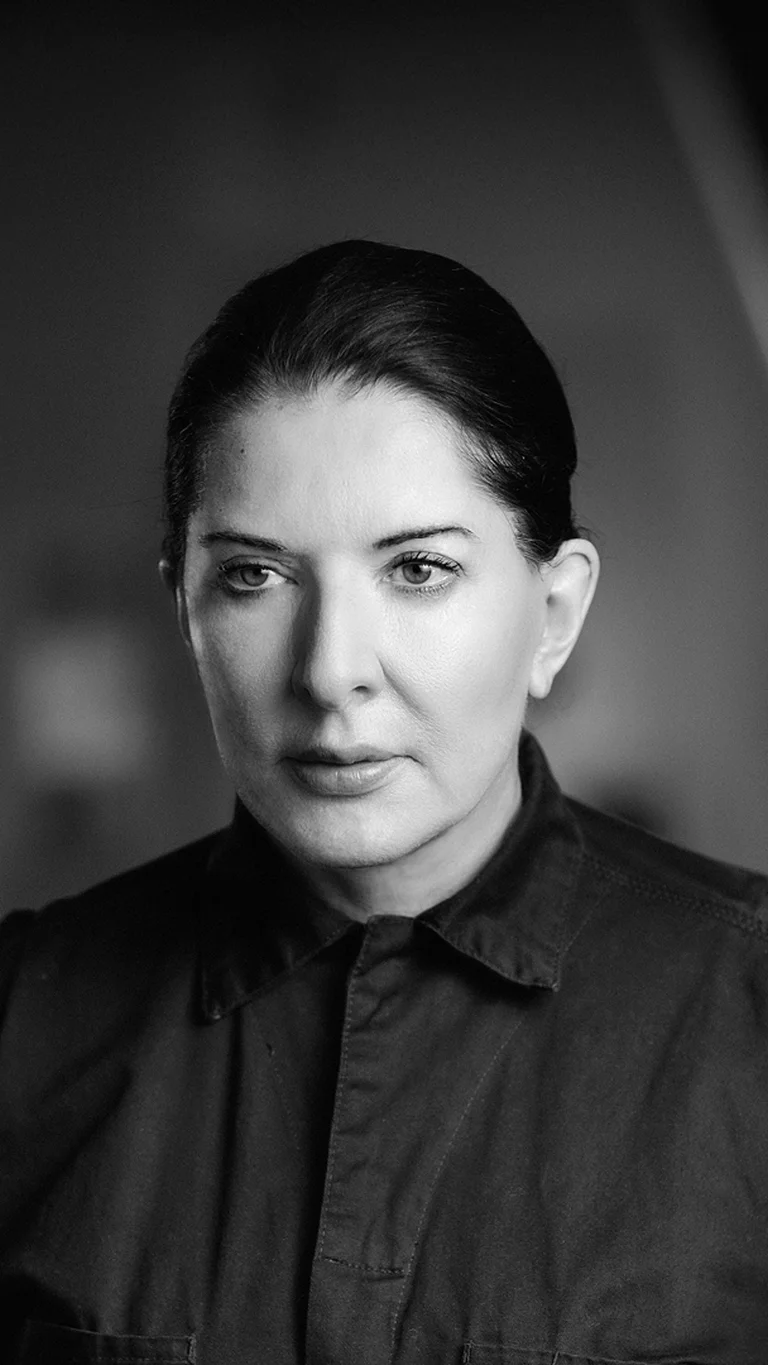 Portrait von der Künstlerin Marina Abramović in schwarz-weiß