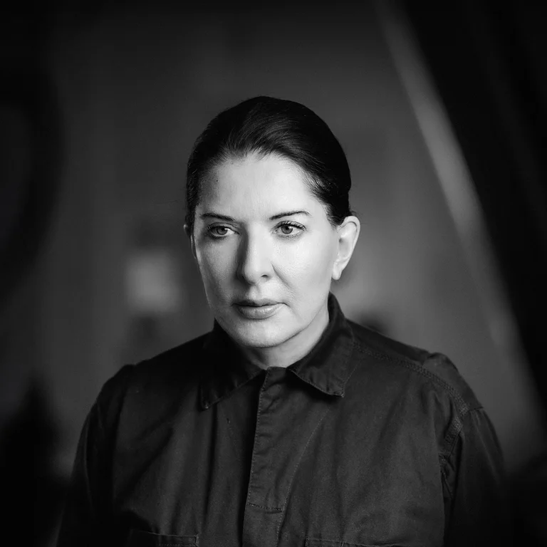 Portrait von der Künstlerin Marina Abramović in schwarz-weiß