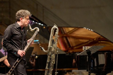 Clock dies, Ensemble Musikfabrik. An der Klarinette: Carl Rosman