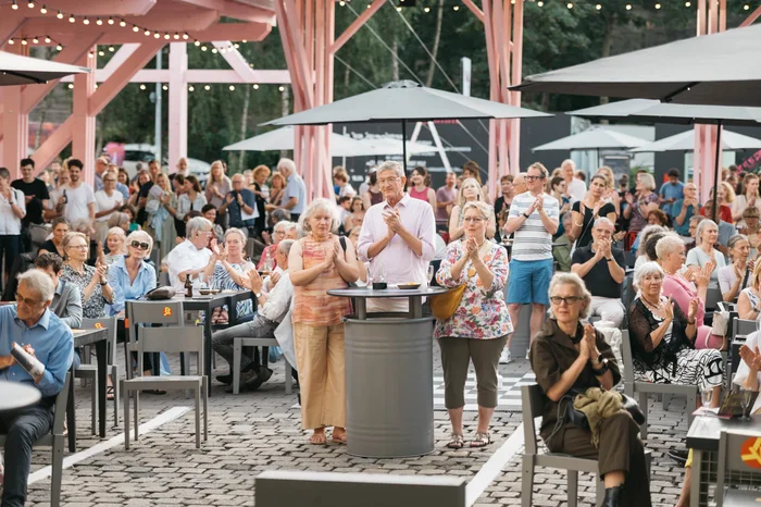 Publikum im Festivalzentrum Wunderland