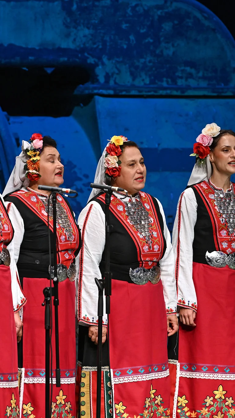 Der bulgarische Frauenchor Le Mystère des Voix Bulgares in traditionellen Balkantrachten