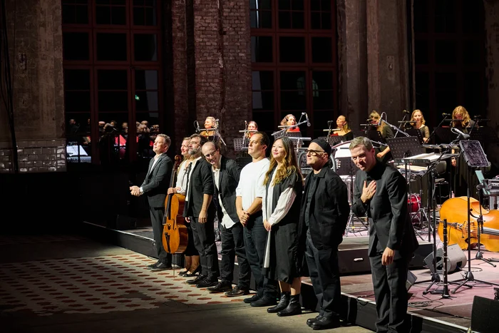 Conductor Florian Helgath and David Lang with members of Chorwerk Ruhr and the Bang on a Can All-Stars during the final applause on stage.