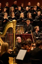Schlagzeuger spielt Pauken vor einem Chorwerk Ruhr, umgeben von den Bochumer Symphonikern.