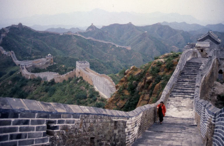 Wide landscape view of the Great Wall of China in mountainous terrain, part of the performance “The Lovers,” in which Marina Abramović and Ulay walk toward each other from opposite ends to meet once.