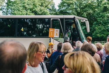 Theatre visitors from the RuhrBühnen boarding a coach.