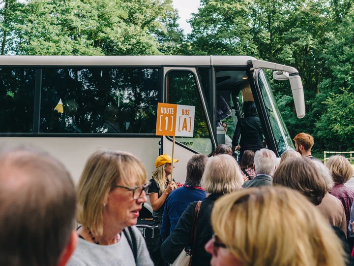 Theaterreisende der RuhrBühnen beim Einstieg in einen Reisebus