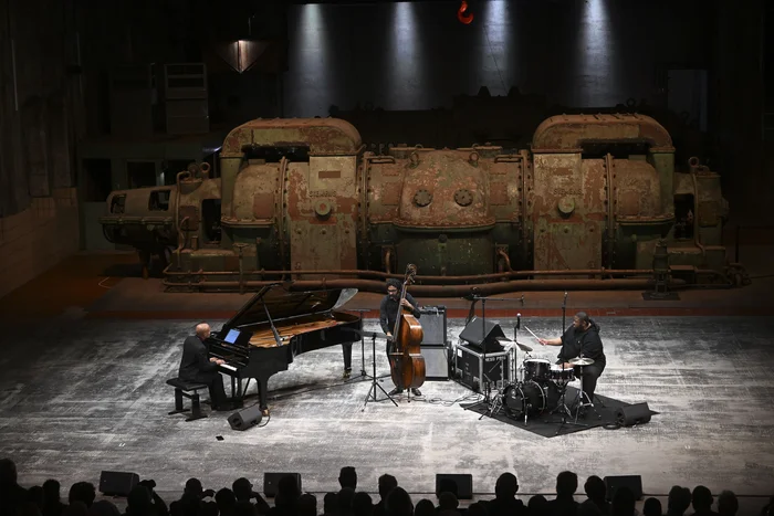 The Tyshawn Sorey Trio performs on piano, double bass and drums in an old industrial setting. The interplay of the musicians (from left to right) Aaron Diehl, Harish Raghavan and Tyshawn Sorey contrasts with the raw atmosphere of the industrial hall.