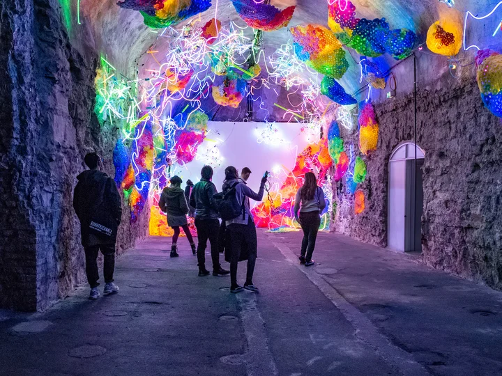 Die Mitglieder des Club.Ruhr erkunden die bunten, leuchtenden Kunstinstallationen im Lichtkunstmuseum in Unna.