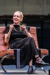 Autorin und Dramatikerin Sivan Ben Yshai während der Diskurs-Veranstaltung "Brave New Voices" bei der Ruhrtriennale 2024