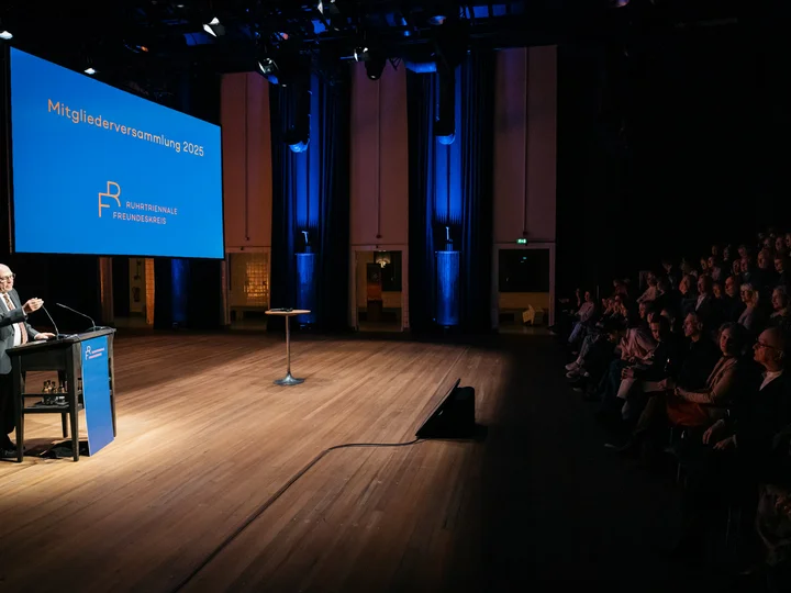 Vorstandvorsitzender Dr. Michael Vesper am Pult bei der Mitgliederversammlung des Freundeskreises der Ruhrtriennale 2025.