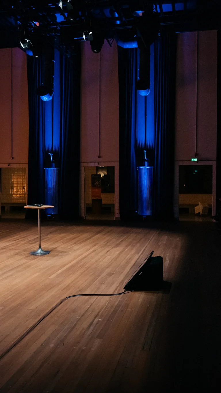 Vorstandvorsitzender Dr. Michael Vesper am Pult bei der Mitgliederversammlung des Freundeskreises der Ruhrtriennale 2025.