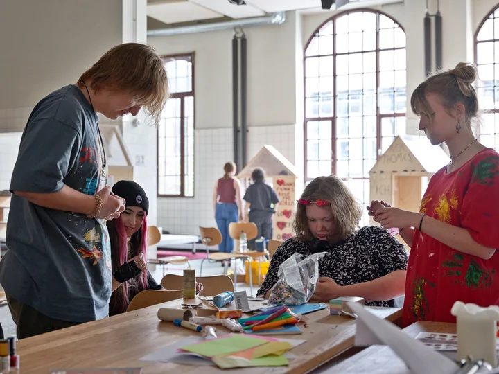 Young people as part of a craft workshop in the foyer of PACT Zollverein.