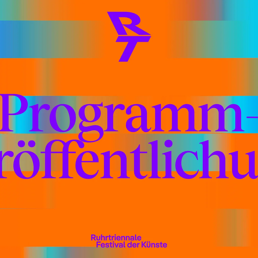Grafik mit orangefarbenem Hintergrund und farbigen Verlaufselementen, darauf der Schriftzug „Programmveröffentlichung“ sowie das Logo der Ruhrtriennale und der Festivalzeitraum „21. Aug – 21. Sept 2025“.